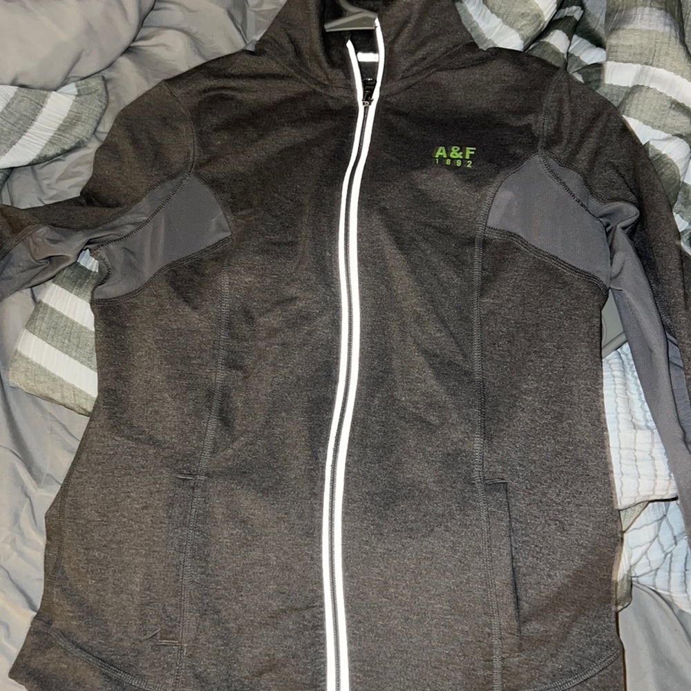 A&f so small vented thumb holes new no tags